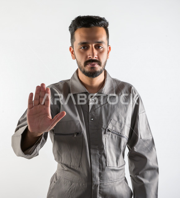 بورتريه لشاب سعودي خليجي يعمل كمهندس فني ، يزاول مهنته باحتراف ، المهارة و اتقان العمل ، عامل بناء محترف ، حرفي كهربائي ، الأعمال و الصيانة ، خلفية بيضاء