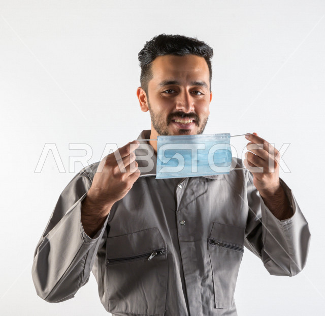 بورتريه لشاب سعودي خليجي يعمل كمهندس فني ، يزاول مهنته باحتراف ، المهارة و اتقان العمل ، عامل بناء محترف ، حرفي كهربائي ، الأعمال و الصيانة ، خلفية بيضاء