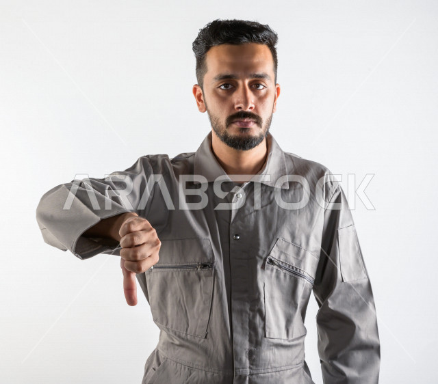 بورتريه لشاب سعودي خليجي يعمل كمهندس فني ، يزاول مهنته باحتراف ، المهارة و اتقان العمل ، عامل بناء محترف ، حرفي كهربائي ، الأعمال و الصيانة ، خلفية بيضاء