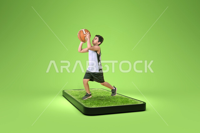 الاستعداد لتسجيل الأهداف، بورتريه للاعب عربي خليجي سعودي  يرتدي الملابس الرياضية يقف على هاتف محمول كبير بشاشة عشب أخضر، ممارسة تمرينات رياضة كرة السلة،  مفهوم اللياقة البدنية، خلفية خضراء