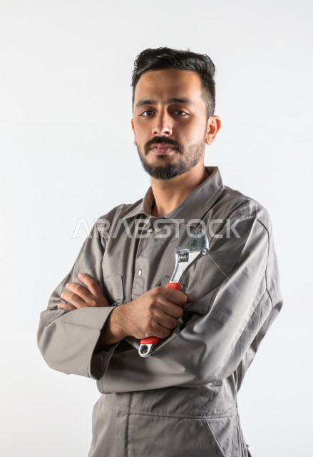 بورتريه لشاب سعودي خليجي يعمل كمهندس فني ، يزاول مهنته باحتراف ، المهارة و اتقان العمل ، عامل بناء محترف ، حرفي كهربائي ، الأعمال و الصيانة ، خلفية بيضاء