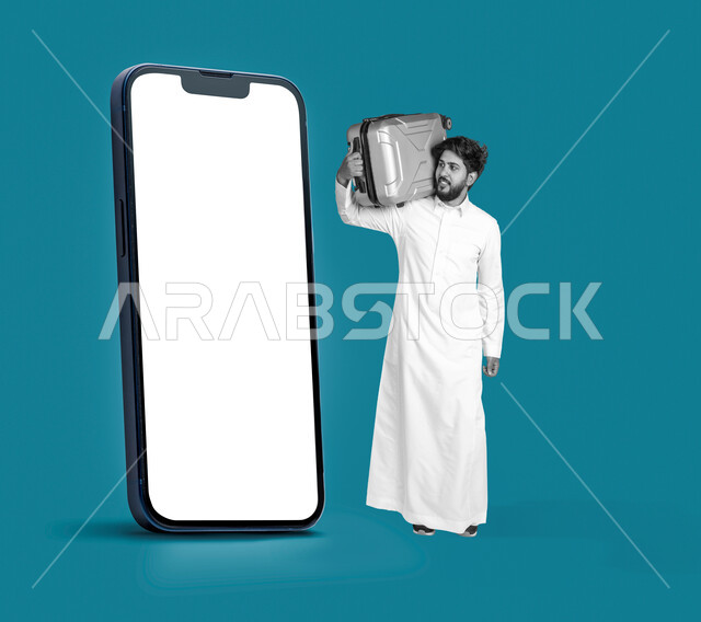 جودة الحياة في السعودية، مجسم لهاتف محمول كبير بشاشة بيضاء فارغة، الاستعداد للذهاب في رحلة سياحية، رجل عربي خليجي سعودي يرتدي الثوب السعودي يحمل حقيبة السفر، موك أب لوحة إعلانية، خلفية زرقاء