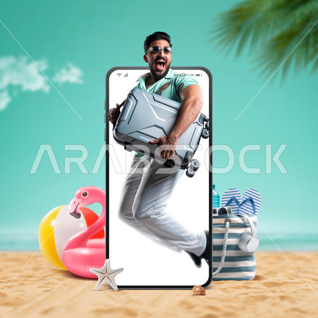 قضاء أوقات ممتعه خارج البلاد, شاب عربي خليجي سعودي مبتسم يرتدي الزي الكاجوال والنظارة يحمل الحقيبة يخرج من شاشة الهاتف المحمول يقفز بإيماءات الحماس, الترفيه والتسلية والاستمتاع بالإجازة، الذهاب إلى شاطئ البحر في رحلة صيفية، جودة الحياة بالسفر والسياحة