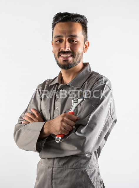 بورتريه لشاب سعودي خليجي يعمل كمهندس فني ، يزاول مهنته باحتراف ، المهارة و اتقان العمل ، عامل بناء محترف ، حرفي كهربائي ، الأعمال و الصيانة ، خلفية بيضاء