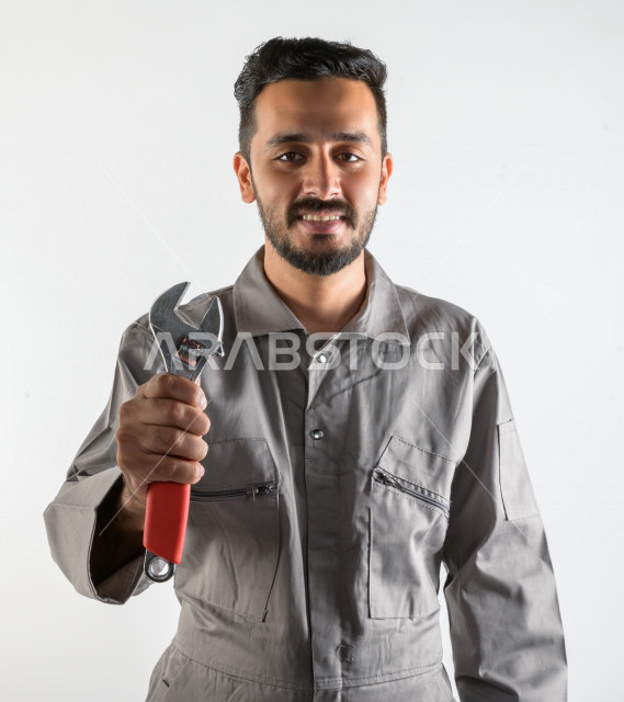 بورتريه لشاب سعودي خليجي يعمل كمهندس فني ، يزاول مهنته باحتراف ، المهارة و اتقان العمل ، عامل بناء محترف ، حرفي كهربائي ، الأعمال و الصيانة ، خلفية بيضاء