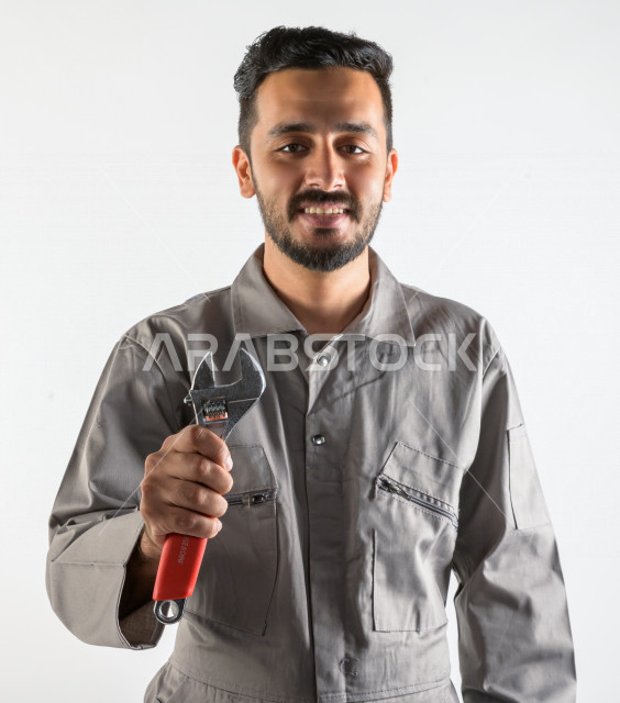 بورتريه لشاب سعودي خليجي يعمل كمهندس فني ، يزاول مهنته باحتراف ، المهارة و اتقان العمل ، عامل بناء محترف ، حرفي كهربائي ، الأعمال و الصيانة ، خلفية بيضاء