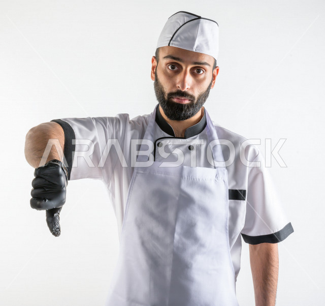 بورتريه لشيف طباخ سعودي خليجي خبير و ناجح  في العمل، يعمل في مجال الطبخ و الفندقة ، يرتدي الزي الرسمي الخاص بمزاولة مهنة الطباخ ، خلفية بيضاء