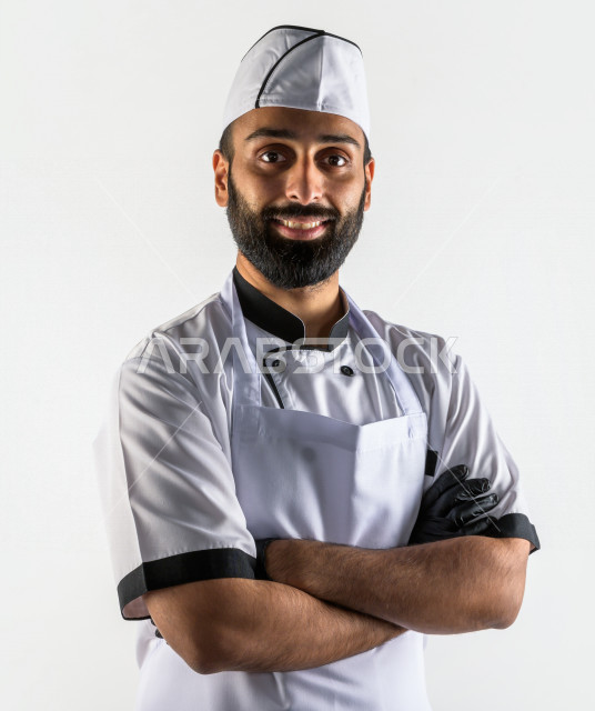 بورتريه لشيف طباخ سعودي خليجي خبير و ناجح  في العمل، يعمل في مجال الطبخ و الفندقة ، يرتدي الزي الرسمي الخاص بمزاولة مهنة الطباخ ، خلفية بيضاء