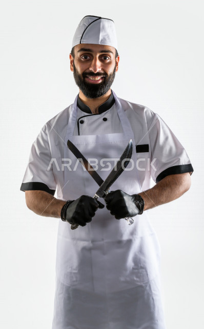 بورتريه لشيف طباخ سعودي خليجي خبير و ناجح  في العمل، يعمل في مجال الطبخ و الفندقة ، يرتدي الزي الرسمي الخاص بمزاولة مهنة الطباخ ، خلفية بيضاء