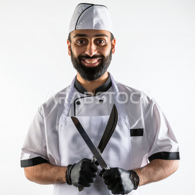 بورتريه لشيف طباخ سعودي خليجي خبير و ناجح  في العمل، يعمل في مجال الطبخ و الفندقة ، يرتدي الزي الرسمي الخاص بمزاولة مهنة الطباخ ، خلفية بيضاء