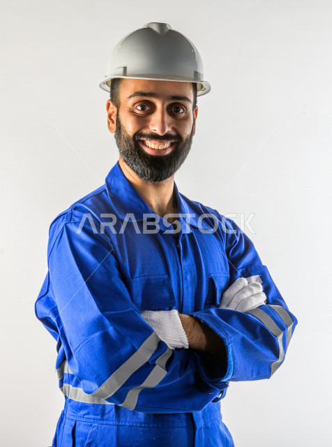 بورتريه لرجل اطفاء  سعودي خليجي ناجح ، معدات الازمة لاطفاء الحريق  ، يعمل في مجال الانقاذ ، يرتدي الزي الرسمي الخاص بمزاولة مهنة الدفاع المدني ، خلفية بيضاء
