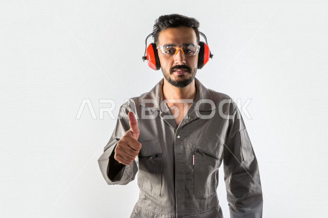 بورتريه لشاب سعودي خليجي يعمل كمهندس فني ، يزاول مهنته باحتراف ، المهارة و اتقان العمل ، عامل بناء محترف ، حرفي كهربائي ، الأعمال و الصيانة ، خلفية بيضاء