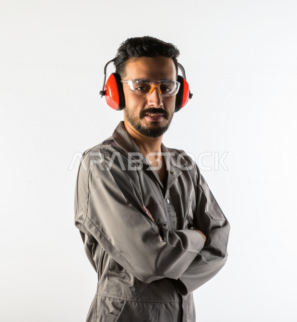 بورتريه لشاب سعودي خليجي يعمل كمهندس فني ، يزاول مهنته باحتراف ، المهارة و اتقان العمل ، عامل بناء محترف ، حرفي كهربائي ، الأعمال و الصيانة ، خلفية بيضاء