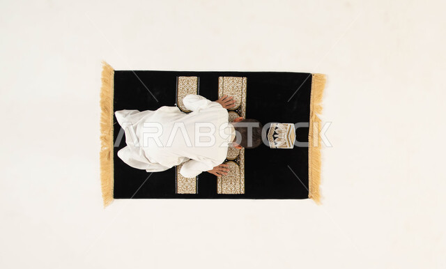 التقرب من الله تعالى بأداء الفرائض والتزام أوامره, بورتريه علوي عامودي لطفل عربي خليجي سعودي يرتدي الثوب التقليدي يسجد لله تعالى, أهمية تعليم الأطفال الالتزام بالصلاة على وقتها, مفهوم أركان الإسلام, إسلاميات وعبادة, خلفية بيضاء