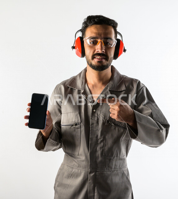 بورتريه لشاب سعودي خليجي يعمل كمهندس فني ، يزاول مهنته باحتراف ، المهارة و اتقان العمل ، عامل بناء محترف ، حرفي كهربائي ، الأعمال و الصيانة ، خلفية بيضاء