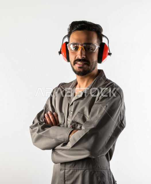 بورتريه لشاب سعودي خليجي يعمل كمهندس فني ، يزاول مهنته باحتراف ، المهارة و اتقان العمل ، عامل بناء محترف ، حرفي كهربائي ، الأعمال و الصيانة ، خلفية بيضاء
