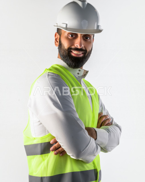 بورتريه مهندس سعودي ماهر محترف في التخطيط ، رجل مهندس خليجي ، خلفية بيضاء
