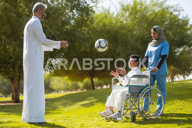 التنزه في احدى الحدائق،  اللعب مع الأبناء بكرة القدم بإيماءات الفرح والسرور، الاهتمام بذوي الاحتياجات الخاصة، ممرضة عربية خليجية سعودية محجبة تقوم بمساعدة ولد يجلس على الكرسي المتحرك، تأمين ادوات تساعد أصحاب الهمم على التنقل، نمط الحياة في السعودية