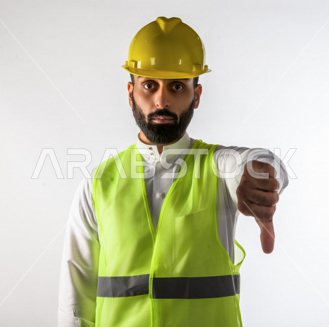 بورتريه مهندس سعودي ماهر محترف في التخطيط ، رجل مهندس خليجي ، خلفية بيضاء