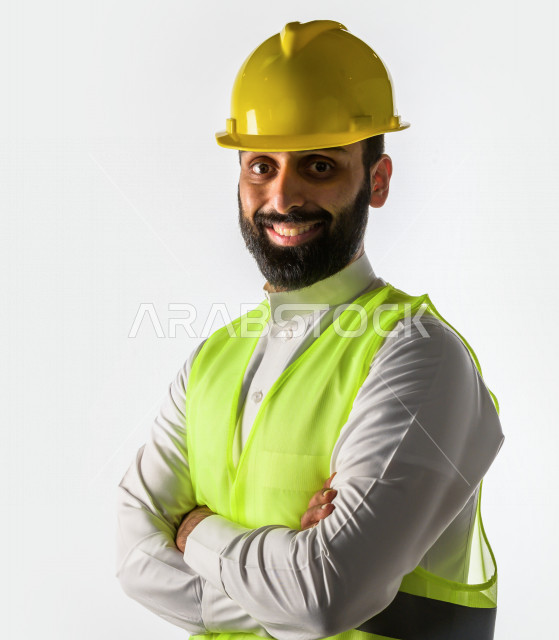 بورتريه مهندس سعودي ماهر محترف في التخطيط ، رجل مهندس خليجي ، خلفية بيضاء