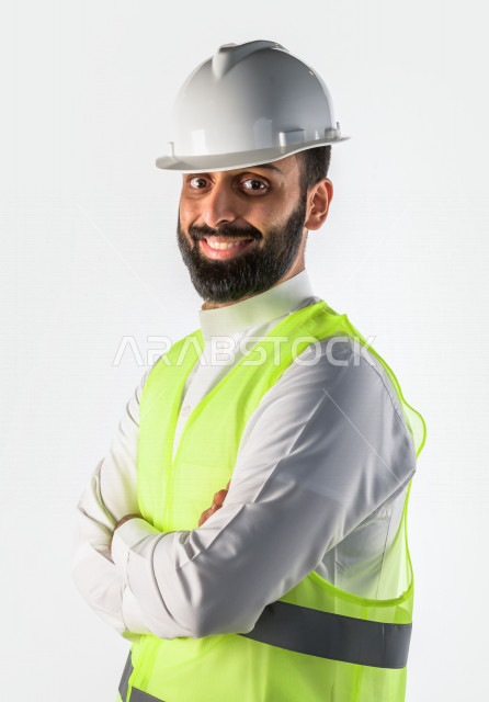 بورتريه مهندس سعودي ماهر محترف في التخطيط ، رجل مهندس خليجي ، خلفية بيضاء