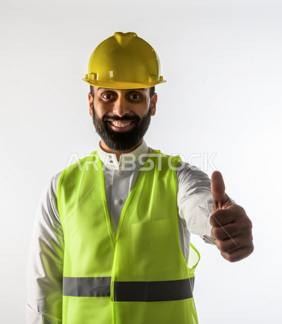 بورتريه مهندس سعودي ماهر محترف في التخطيط ، رجل مهندس خليجي ، خلفية بيضاء