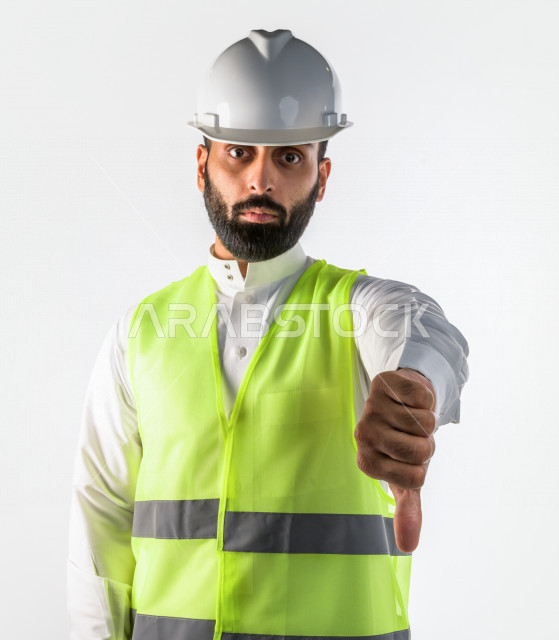 بورتريه مهندس سعودي ماهر محترف في التخطيط ، رجل مهندس خليجي ، خلفية بيضاء