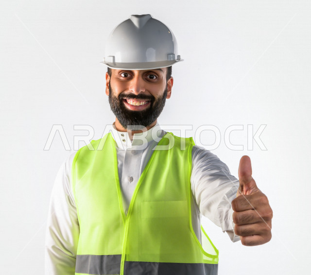 بورتريه مهندس سعودي ماهر محترف في التخطيط ، رجل مهندس خليجي ، خلفية بيضاء