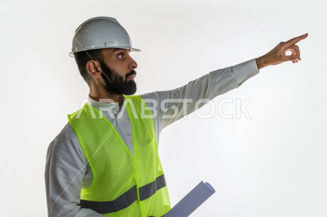 بورتريه رجل مهندس سعودي عربي ،  مهندس ماهر محترف في المخططات ، رجل مهندس خليجي ، خلفية بيضاء