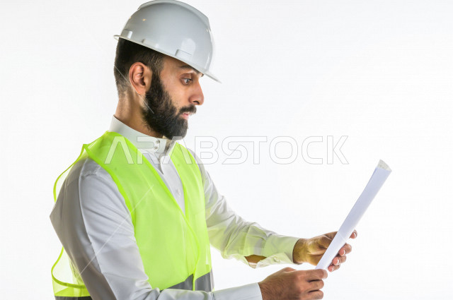 بورتريه رجل مهندس سعودي عربي ،  مهندس ماهر محترف في المخططات ، رجل مهندس خليجي ، خلفية بيضاء