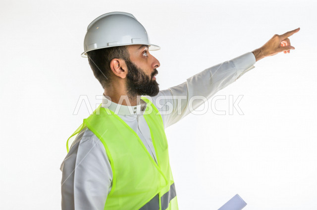 بورتريه رجل مهندس سعودي عربي ،  مهندس ماهر محترف في المخططات ، رجل مهندس خليجي ، خلفية بيضاء