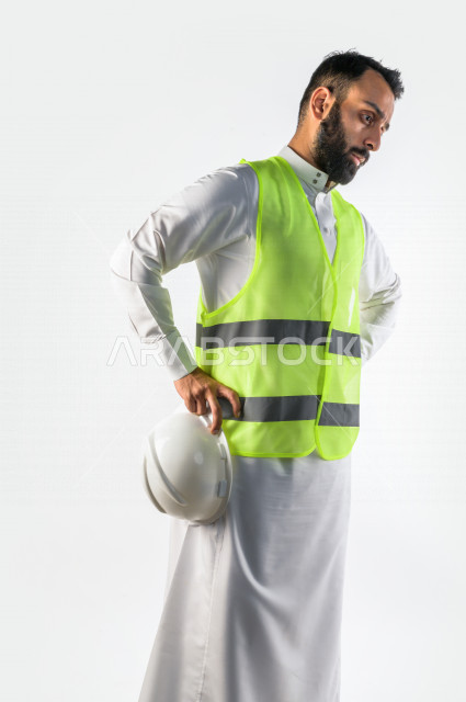 بورتريه رجل مهندس سعودي عربي بايماءات وجه و يدين مختلفة ،  مهندس ماهر محترف في المخططات ، رجل مهندس خليجي ، خلفية بيضاء