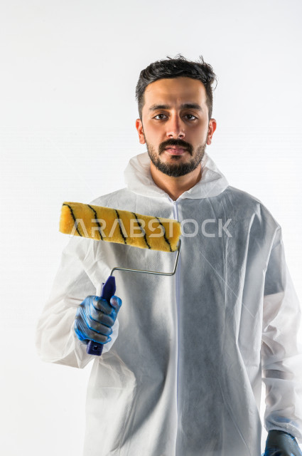 بورتريه لشاب سعودي خليجي يعمل كمهندس فني ، يزاول مهنته باحتراف ، المهارة و اتقان العمل ، عامل دهان محترف ، حرفي دهان ، ادوات التشطيب ، خلفية بيضاء