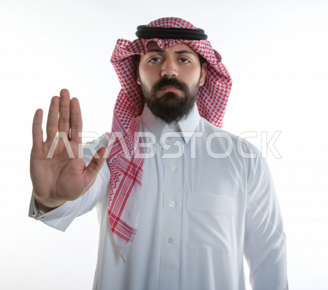 بورتريه لرجل سعودي خليجي سعيد  باللباس السعودي التقليدي  ، إيماءات و تعابير وجه و يدين المختلفة ، خلفية بيضاء