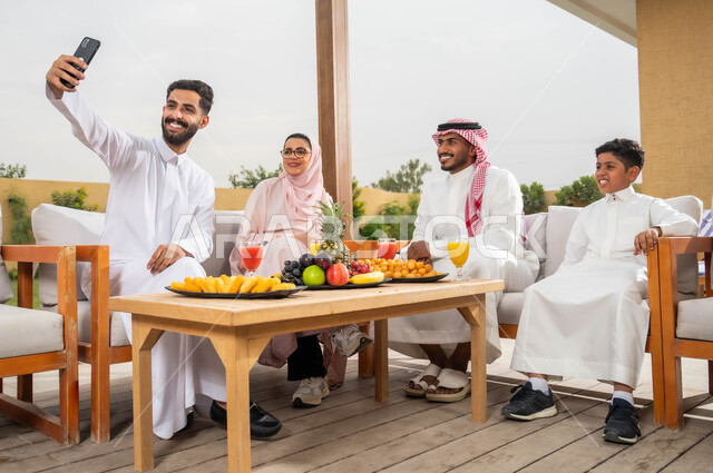 توثيق اللحظات السعيدة والمميزة، الاستمتاع في العطلة الصيفيه مع الاسرة، التقاط الصور التذكارية عبر الجوال، عائلة عربيه خليجيه سعودية تقضي أوقات الفراغ في إحدى الشاليهات، التنزه في الهواء الطلق