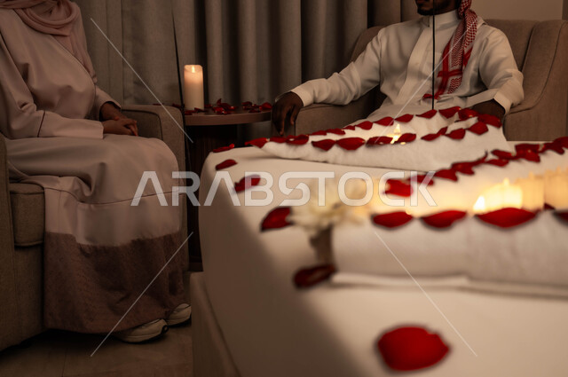 احتفالات بذكرى الزواج، تبادل الأحاديث والتسامر بين الزوجين، تزيين غرفة النوم بطريقة رومانسية، صورة مقربة لسرير مزين بالشموع والورود الحمراء للاحتفال بيوم الفلنتاين، الاهتمام بالمناسبات الخاصة.