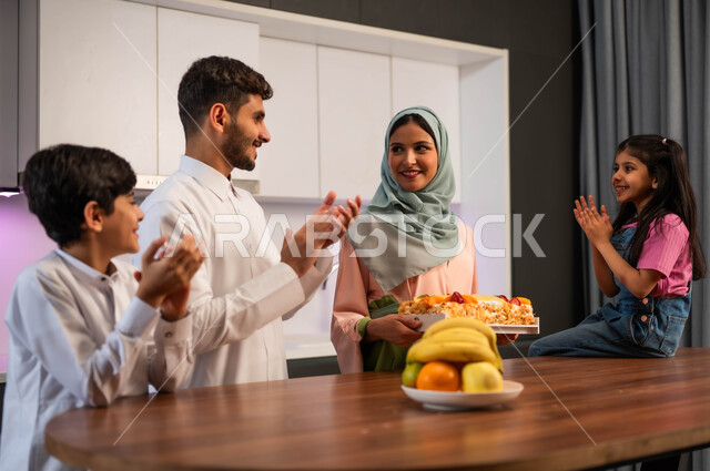 التقدير و الشكر  للأم وتشجيعها,  التصفيق للوالده لاعداد كعكة منزليه شهيه, صنع  الحلويات في المناسبات السعيده , اجتماع العائله العربيه السعوديه الخليجيه في داخل المطبخ