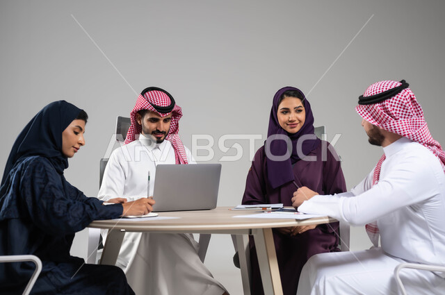 مفهوم التركيز والدقة في الإنجاز، استخدام الحاسوب المحمول في إنجاز المهام المطلوبة، الحوارات والنقاشات بين الزملاء، بورتريه لفريق عربي خليجي سعودي في اجتماع, ورشات عمل وتدريب، تدوين الملاحظات الهامة، خلفية رمادية