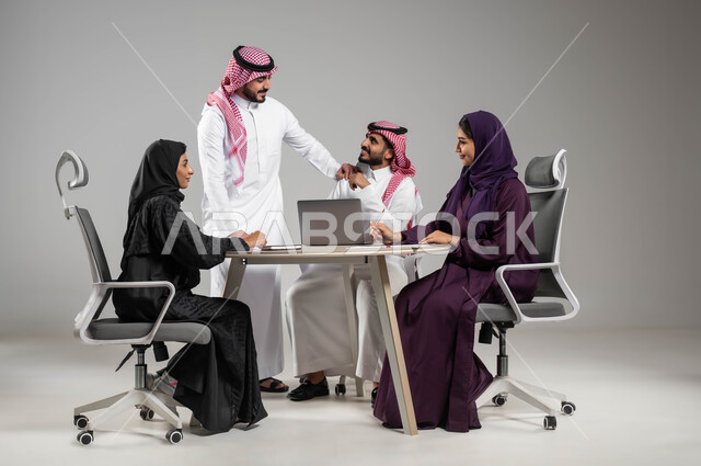 تطوير الاستراتيجيات و الأعمال, النجاح وتحقيق الاهداف, استخدام الاجهزة والتقنيات الحديثة في انجاز المهام المكتبية, الحوارات والنقاشات ضمن الفريق, توفير بيئة عمل مناسبة, بورتريه مقرب لموظفين عرب سعوديين خليجيين في اجتماع, خلفية رمادية