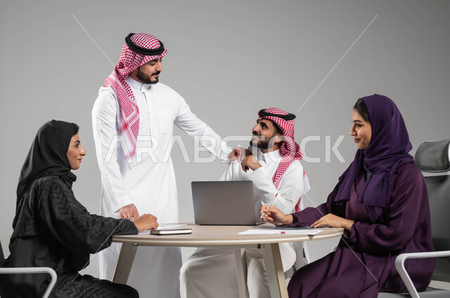 تطوير الاعمال والاستراتيجيات, النجاح وتحقيق الاهداف, استخدام الاجهزة والتقنيات الحديثة في انجاز المهام المكتبية, الحوارات والنقاشات ضمن الفريق, توفير بيئة عمل مناسبة, بورتريه مقرب لموظفين عرب سعوديين خليجيين في اجتماع, خلفية رمادية