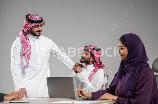 توسيع شبكة العلاقات المعرفية, النجاح وتحقيق الاهداف, استخدام الاجهزة والتقنيات الحديثة في انجاز المهام المكتبية, الحوارات والنقاشات ضمن الفريق, توفير بيئة عمل مناسبة, بورتريه مقرب لموظفين عرب سعوديين خليجيين في اجتماع, خلفية رمادية