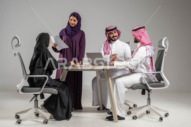 نقاشات وحوارات بين الزملاء، مهن ووظائف سعودية، توفير بيئة عمل مريحة، بورتريه لفريق عمل عربي خليجي سعودي يقوم بالتعاون لتحقيق استراتيجيات وأهداف الشركة، ورشات عمل وتدريب, إستخدام التقنيات والتكنولوجيا الحديثة، خلفية رمادية