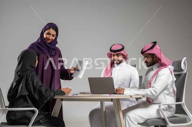 شرح المهام المطلوبة, ضمان فهم واضح للاعمال, مهن ووظائف سعودية, بورتريه لزملاء عمل عرب سعوديين خليجيين في اجتماع, ارتداء اللباس السعودي التقليدي, الشراكة والتعاون في الشركات السعودية, خلفية رمادية
