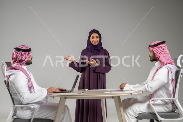الحوارات والنقاشات ضمن الفريق, تطوير الاعمال والشركات, مناقشة الخطط وشرح مهام الاعمال, بورتريه لزملاء عمل عرب سعوديين خليجيين في اجتماع, ارتداء اللباس السعودي التقليدي, خلفية رمادية
