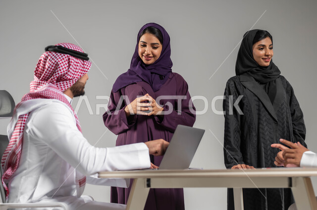 توجيه الجهود لتحقيق اهداف الشركة, اكتساب الخبرات وتوسيع شبكة العلاقات المهنية, توفير بيئة عمل مناسبة, بورتريه لموظفين عرب سعوديين خليجيين في اجتماع, ارتداء اللباس السعودي التقليدي, خلفية رمادية