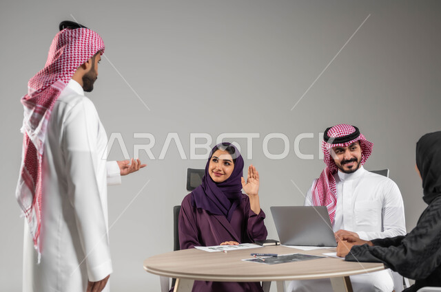 إبداء الرأي ومشاركة الأفكار، مناقشة الخطوات القادمة، الحوارات والنقاشات ضمن الفريق، ضمان فهم واضح للاعمال، التركيز والعمل الجاد، الاحترافية في الإنجاز، استخدام اللابتوب للتدوين، بورتريه لموظفين عربيين خليجيين سعوديين في اجتماع، خلفية رمادية