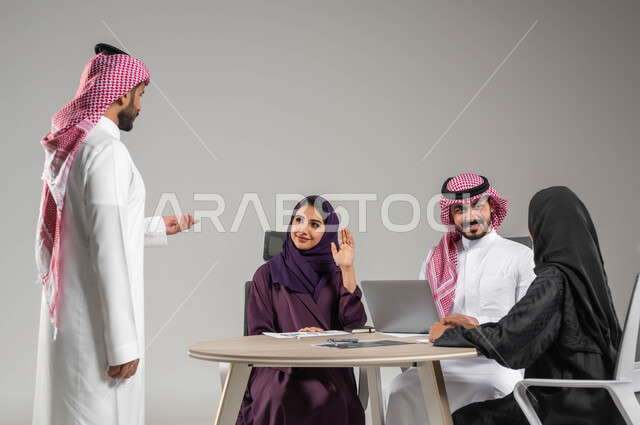مشاركة الأفكار والآراء، طلب الإذن لابداء الرأي، مناقشة الخطوات القادمة، الحوارات والنقاشات ضمن الفريق، ضمان فهم واضح للاعمال، التركيز والعمل الجاد، الاحترافية في الإنجاز، استخدام اللابتوب للتدوين، بورتريه لموظفين عربيين خليجيين سعوديين في اجتماع، خلفية رمادية