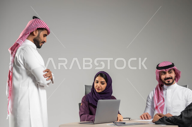 الحوارات والنقاشات ضمن الفريق، ضمان فهم واضح للاعمال، التركيز والعمل الجاد، الاحترافية والتفاني في الإنجاز، شرح المهام المطلوبة، مهن ووظائف سعودية، استخدام اللابتوب للتدوين، مناقشة الخطوات القادمة، بورتريه لموظفين عربيين خليجيين سعوديين في اجتماع، خلفية رمادية
