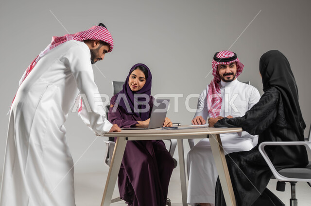 ضمان فهم واضح للاعمال، التركيز والعمل الجاد، الاحترافية والتفاني في الإنجاز، شرح المهام المطلوبة، مهن ووظائف سعودية، استخدام اللابتوب للتدوين، الحوارات والنقاشات ضمن الفريق، مناقشة الخطوات القادمة، بورتريه لموظفين عربيين خليجيين سعوديين في اجتماع، خلفية رمادية