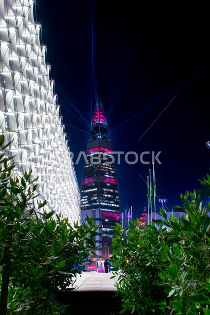 برج الفيصلية المضاء في مدينة الرياض وقت الليل، معالم ومباني مشهورة في الرياض، الفن الهندسي المعماري للأبراج وناطحات السحاب في المملكة العربية السعودية، النمو والتطور العمراني، الاهتمام بالزراعة والمناظر العامة للمدن السياحية 